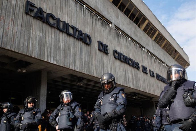 Varios agentes de la Unidad de Intervención Policial de la Policía Nacional en la salida de la presidenta de la Comunidad de Madrid de la Facultad de Ciencias de la Información 