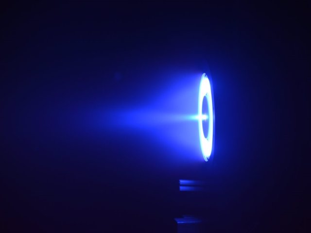 El resplandor del plasma del propulsor H9 MUSCLE Hall durante una prueba con propulsante de criptón.