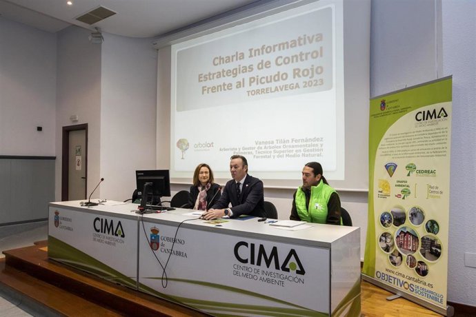El consejero de Desarrollo Rural, Ganadería, Pesca, Alimentación y Medio Ambiente, Guillermo Blanco, presenta la charla informativa Estrategias de control frente al picudo rojo de las palmeras.