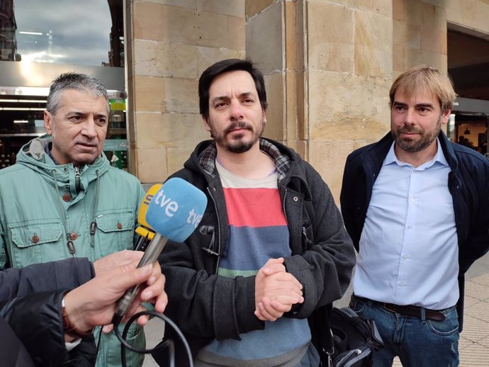 Xune Elipe, Ignacio Fernández del Páramo y Daniel Ripa (Podemos) atienden a los medios en la estación de tren de Oviedo.