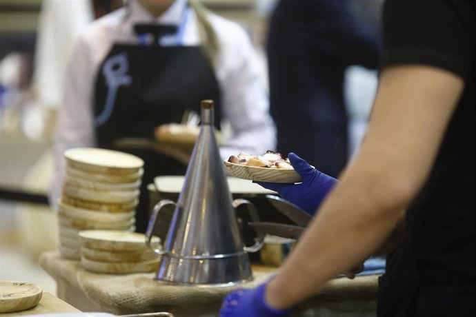 Archivo - Stand de Galicia en Fitur en Madrid, tapa de pulpo, gastronomía, comida, cocina, cocinar