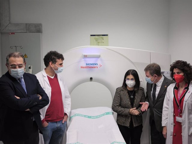 La ministra de Sanidad, Carolina Darias, y el presidente de C-LM, Emiliano García-Page, visitando el nuevo TC instalado en el CEDT de Ocaña