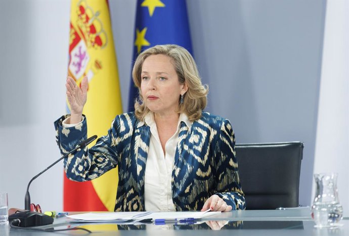 La vicepresidenta primera y ministra de Asuntos Económicos y Transformación Digital, Nadia Calviño, durante una rueda de prensa posterior al Consejo de Ministros, a 17 de enero de 2023, en Madrid (España). El Gobierno ha aprobado hoy la ley de servicios
