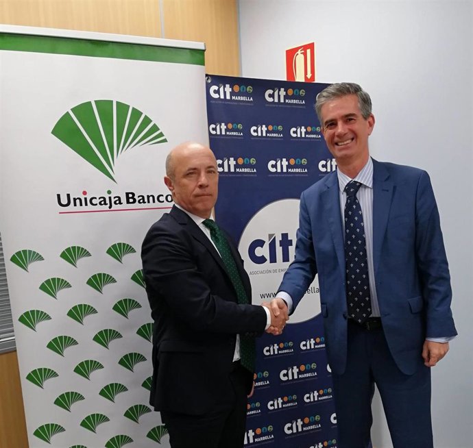 El  director regional de Málaga Costa de Unicaja Banco, Francisco Javier  Prieto  García, y el presidente de CIT Marbella, Juan José González Ramírez.