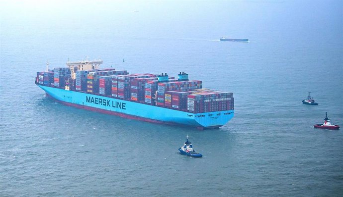 Archivo - 03 February 2022, Lower Saxony, Wangerooge: Tugs sail past the "Mumbai Maersk" container ship in the North Sea. The 400-metre-long ship has run aground off the coast of Germany, the nation's Central Command for Maritime Emergencies said on Thu