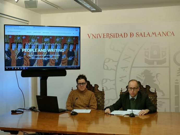 El vicerrector de Investigación y Transferencia, José Miguel Mateos, y la investigadora principal de la iniciativa, Ainoa Castro, miembro del grupo Ataemhis, en la presentación del proyecto.