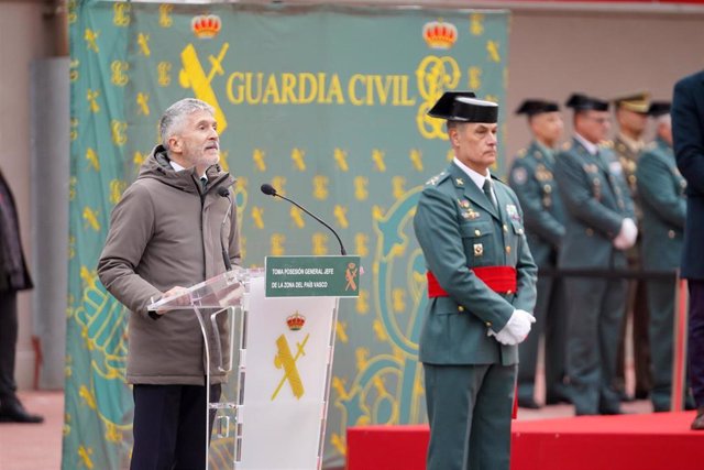 El ministro del Interior, Franando Grande-Marlaska, preside el acto de toma de posesión del general de brigada José Antonio Mingorance como nuevo jefe de la zona de la Guardia Civil en el País Vasco, en el cuartel de Sansomendi de Vitoria