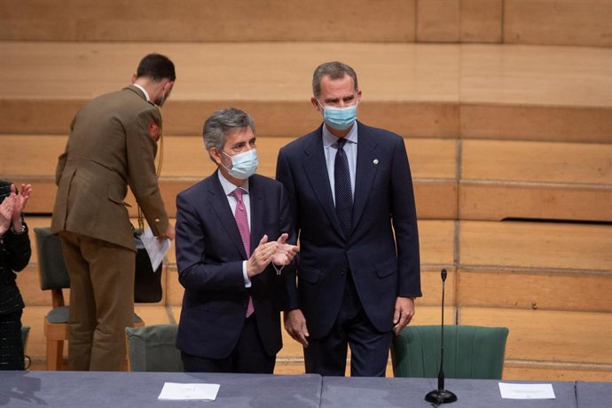 Archivo - El presidente del Tribunal Supremo y del Consejo General del Poder Judicial (CGPJ), Carlos Lesmes (i) y el rey Felipe VI (d), en el acto de entrega de despachos a los 188 integrantes de la LXX promoción de la Escuela Judicial, en LAuditori Le