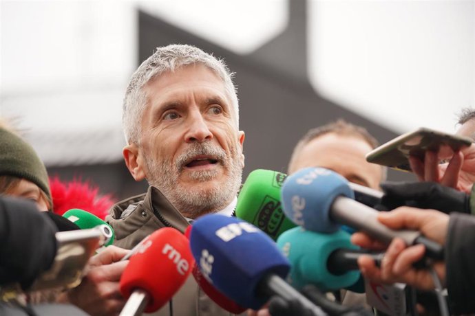 El ministro de Interior, Fernando Garnde-Masrlaska, realiza declaraciones a los medios de comunicación en el cuartel de Sansomendi, en Vitoria-Gasteiz