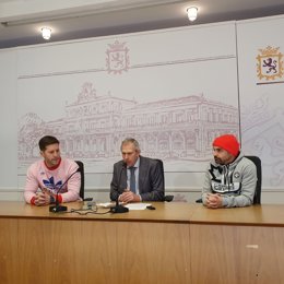 Canuria (c), junto a los organizadores de la cita deportiva.