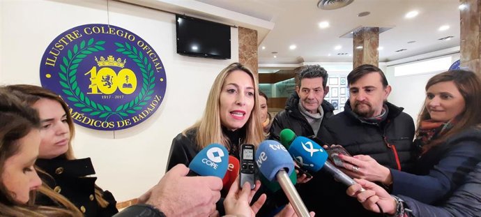 La presidenta del Partido Popular de Extremadura, María Guardiola, atiende a los medios en Badajoz