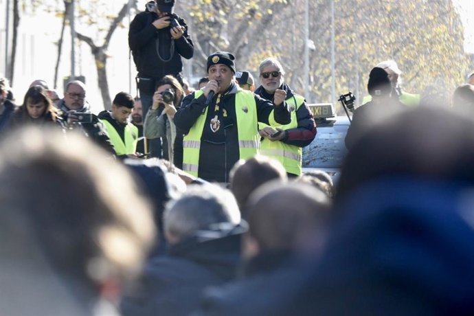 El portaveu d'Élite Taxi, Tito Álvarez, durant l'assemblea