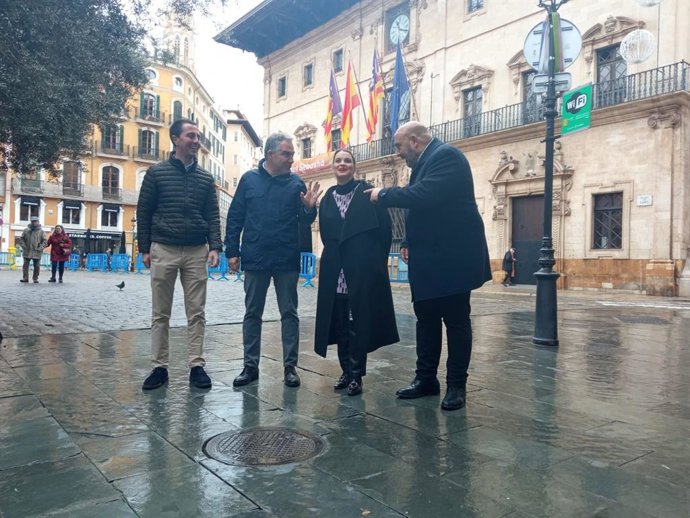Galmés, Bendodo, Prohens y Martínez, en la plaza de Cort.