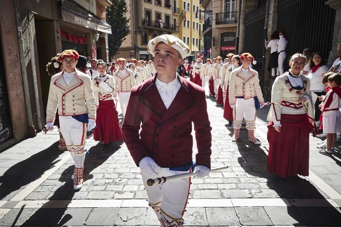 Archivo - Dantzaris en la Procesión de San Fermín.