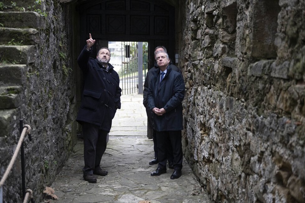 El lehendakari, Iñigo Urkullu, el alcalde de Hondarribia, Txomin Sagarzazu, y el consejero de Cultura, Bingen Zupiria, en el Castillo de San Telmo