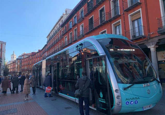 Uno de los nuevos autobuses ie Tram de Auvasa, en su presentación en la Plaza Mayor de Valladolid.