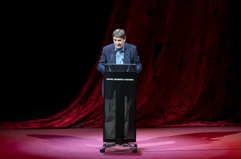 Archivo - El escritor y director del Instituto Cervantes, Luis García Montero, interviene en el homenaje a la escritora Almudena Grandes en el teatro María Guerrero, a 7 de noviembre de 2022, en Madrid (España).