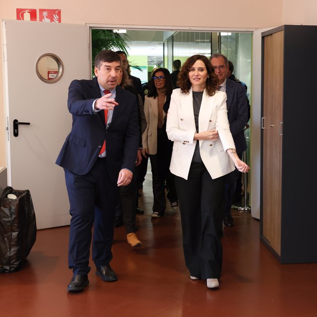 El alcalde de Galapagar, Alberto Gómez Martín y la presidenta de la Comunidad de Madrid, Isabel Díaz Ayuso, a su llegada a una rueda de prensa después de la reunión del Consejo de Gobierno, en el Ayuntamiento de Galapagar, a 25 de enero de 2023