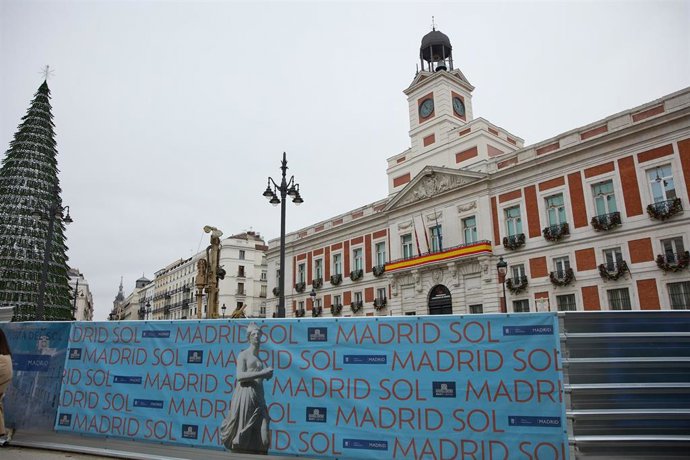 Archivo - Valla tapada con una pancarta en la remodelada y peatonalizada Puerta del Sol