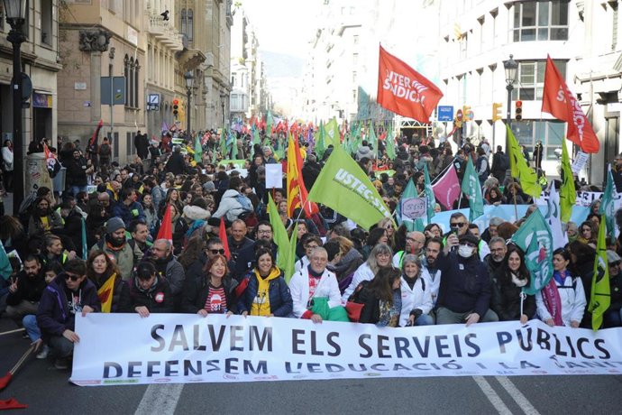 Manifestación conjunta de sindicatos médicos y educativos catalanes, a 25 de enero de 2023, en Barcelona