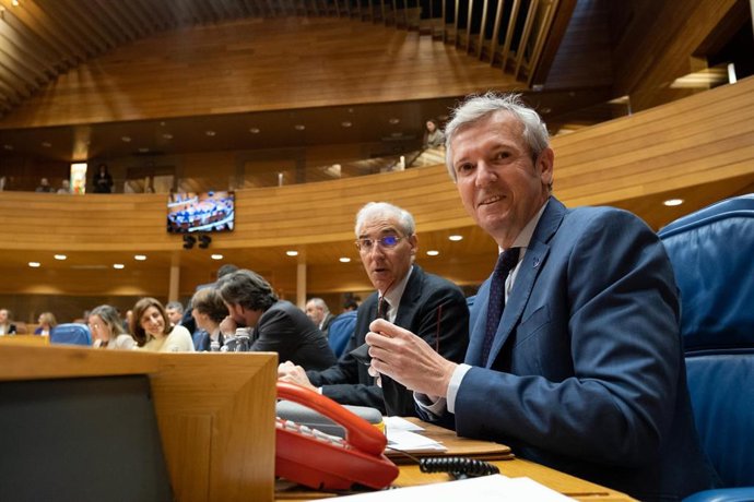 El presidente de la Xunta, Alfonso Rueda, junto al vicepresidente primero y responsable del área económica, Francisco Conde, durante un pleno del Parlamento de Galicia