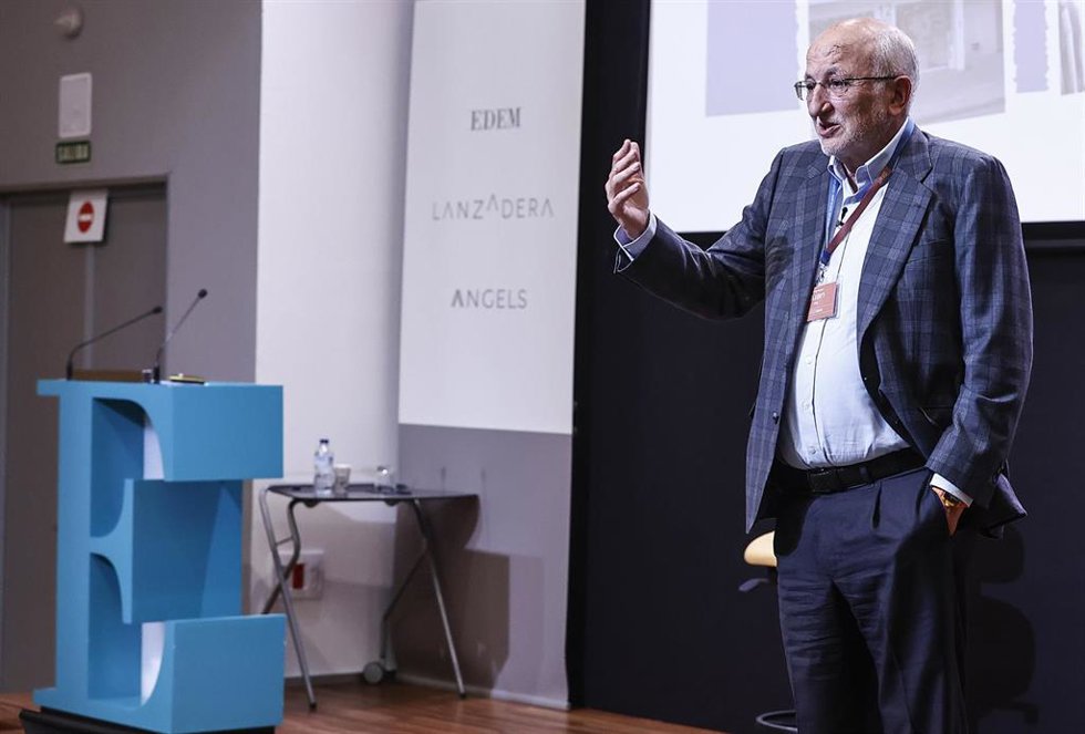 Archivo - Juan Roig imparte una masterclass a 220 autónomos y pequeños empresarios en la clausura de Superpymes