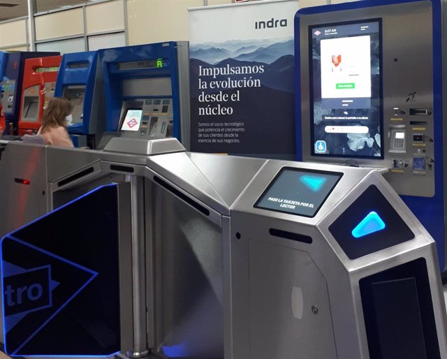 Archivo - Prototipo de Indra para los nuevos tornos de acceso a Metro de Madrid que serían utilizados por primera vez en la estación de Gran Vía.