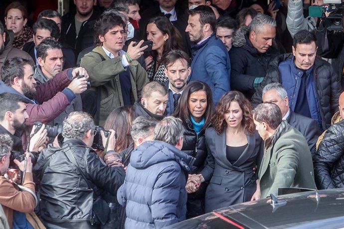 La presidenta de la Comunidad de Madrid ha recibido la distinción en medio de una protesta convocada por organizaciones universitarias, sindicatos y estudiantes contra el rectorado de la Universidad Complutense por otorgar la distinción a Ayuso. La UCM 