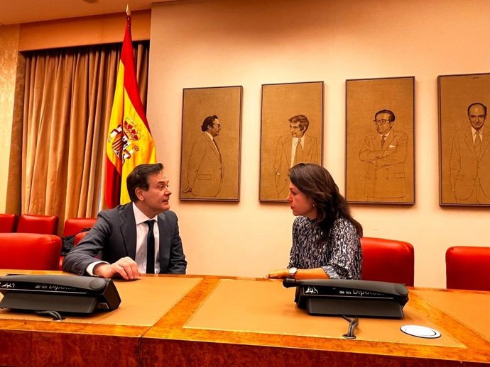 La senadora del PSOE por Fuerteventura, Paloma Hernández, y el secretario de Industria, Francisco Blanco
