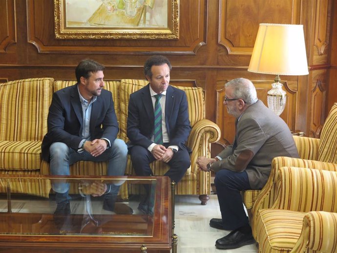 El presidente de la Asamblea Regional, Alberto Castillo, reunido con representantes de la Fundación Onco Deportiva Never Surrender