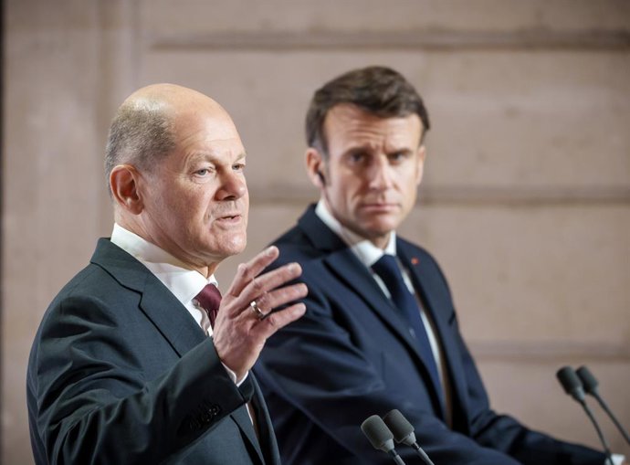22 January 2023, France, Paris: German Chancellor Olaf Scholz (L) and President of France Emmanuel Macron attend a press conference after the Franco-German Council of Ministers to mark the 60th anniversary of the Elysee Treaty. The Elysee Treaty was sig