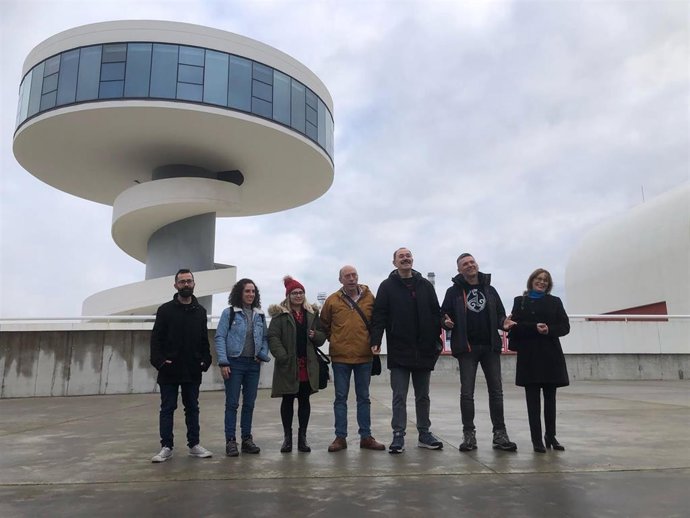 Rafael Palacios y Ángela Vallina con concejales de Cambia Avilés.