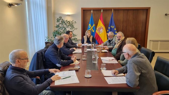 Delia Losa se reúne con los representantes de los pensionistas.