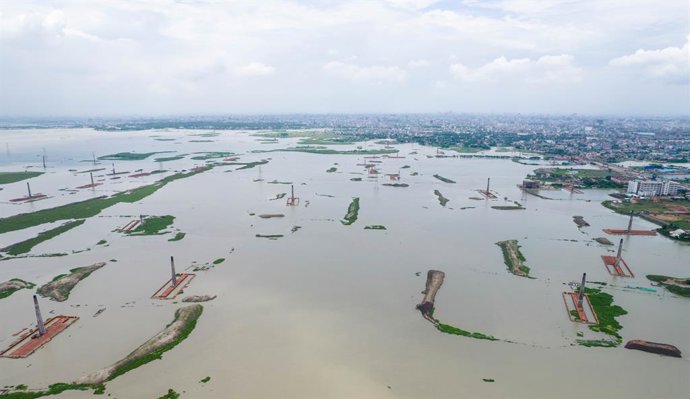 Archivo - FILED - 19 August 2022, Bangladesh, Dhaka: An aerial view of chimneies from local Brick Factory flooded by monsoon rains. Photo: Mustasinur Rahman Alvi/ZUMA Press Wire/dpa