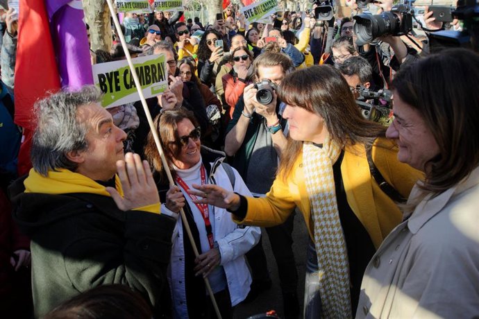 Profesores y sanitarios en huelga pitan a Laura Borrs ante el Parlament.