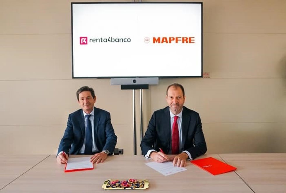 Archivo - El consejero delegado de Mapfre Vida, Raúl Costilla, y el consejero delegado de Renta 4, Juan Luis López.
