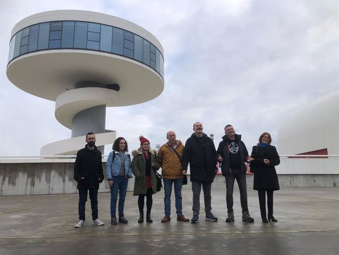 Rafael Palacios y Ángela Vallina con concejales de Cambia Avilés.