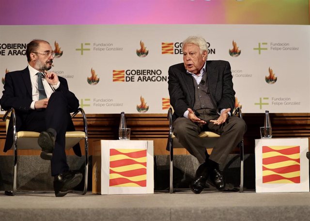 El expresidente del Gobierno de España Felipe González y el presidente del Gobierno de Aragón, Javier Lambán (i), inauguran el foro 'El desafío de los grandes incendios forestales. Impactos en el territorio'.