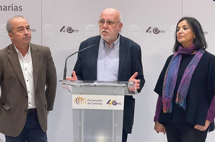Francisco Déniz, Manuel Marrero y María del Río, miembros del Grupo Parlamentario de Sí Podemos Canarias, en el transcurso de una rueda de prensa