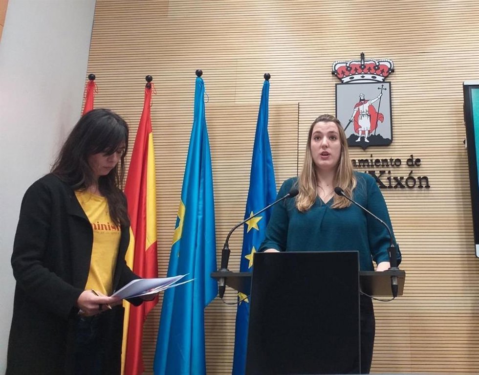 La portavoz de Podemos-Equo Xixón en el Ayuntamiento de Gijón, Laura Tuero, y la candidata a la Alcaldía de Gijón por Podemos Xixón, Olaya Suárez, en rueda de prensa en el Consistorio gijonés