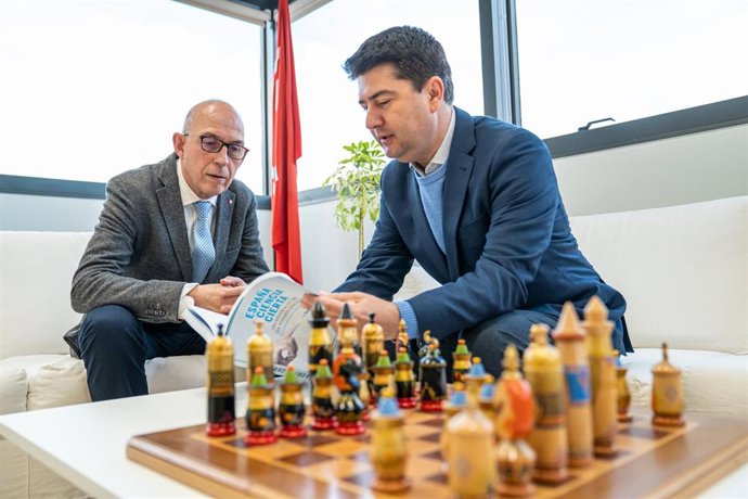 El rector Juan Carlos Ayala destaca la doble faceta como emprendedor y científico de Javier García y que como Doctor Honoris Causa será embajador de la Universidad de La Rioja