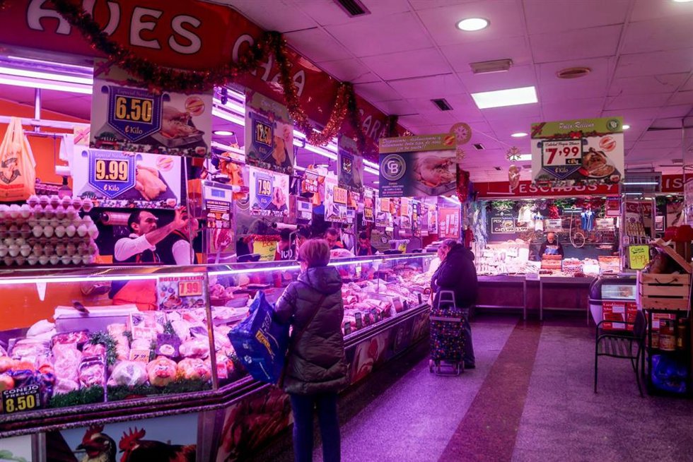 Archivo - Un pollero realiza sus últimas ventas en la tienda de comestibles Los Mares Alimentación,  