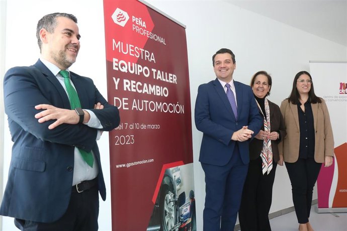 José María Bellido con Blanca Torrent, Antonio Peña y Abigail Peña en la presentación de la feria Peña Profesional.
