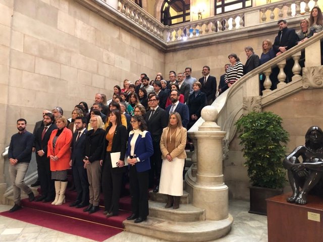Diputados del Parlament de Catalunya este miércoles en el minuto de silencio en recuerdo a las dos últimas víctimas de feminicidio.