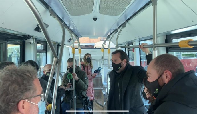 El alcalde de Valladolid, en uno de los nuevos autobuses eléctricos articulados de Auvasa.