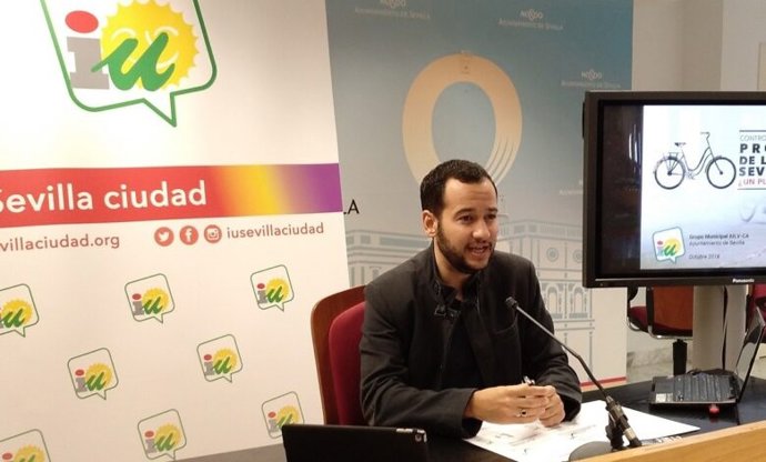 El portavoz municipal de IU-Podemos, Daniel González Rojas, en una rueda de prensa.