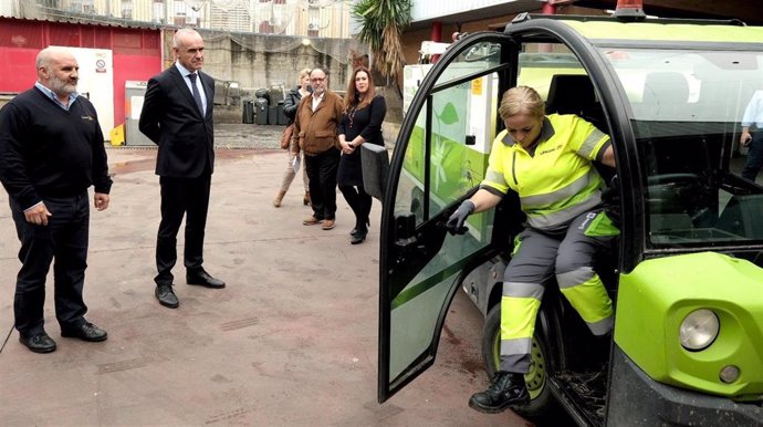 El alcalde de Sevilla, junto a uno de los vehículos de limpieza del Parque Sur de la ciudad.