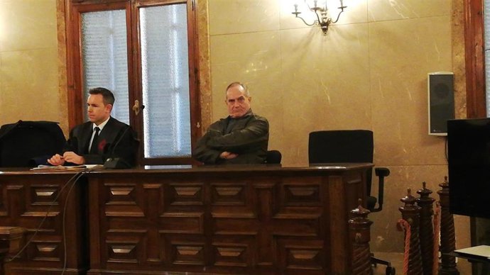 El hombre que mató a su tío en Inca en 2021, sentado en la Audiencia para el juicio.