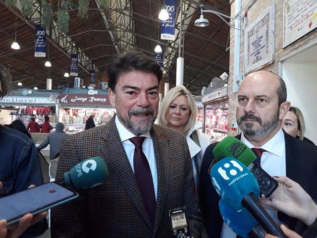 El alcalde de Alicante, Luis Barcala, y el vicesecretario de Coordinación Autonómica y Local del PP, Pedro Rollán, en Alicante.