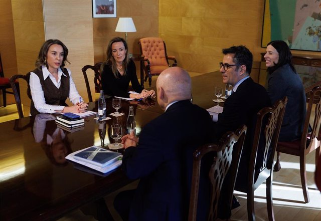 El ministro Félix Bolaños y la portavoz del Grupo Popular, Cuca Gamarra, en la reunión mantenida en el Congreso de los Diputados